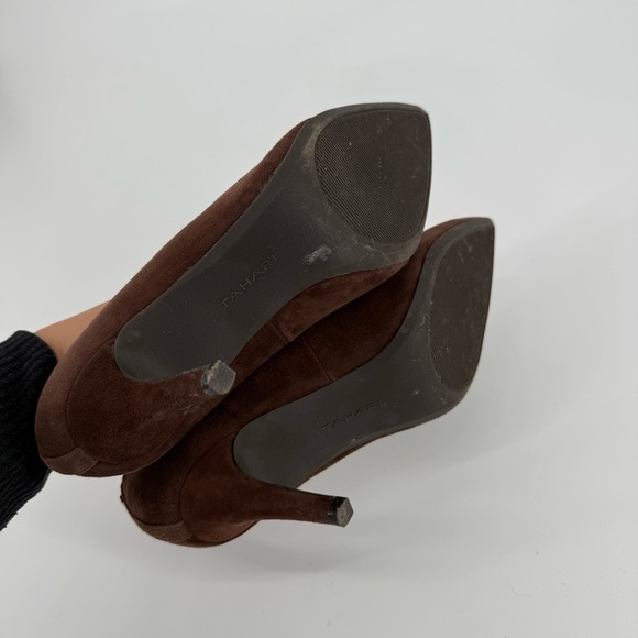 Tahari Brown Suede Pointed Toe Pumps Women’s Size 8.5 Heels Elegant Classic - Picture 3 of 6